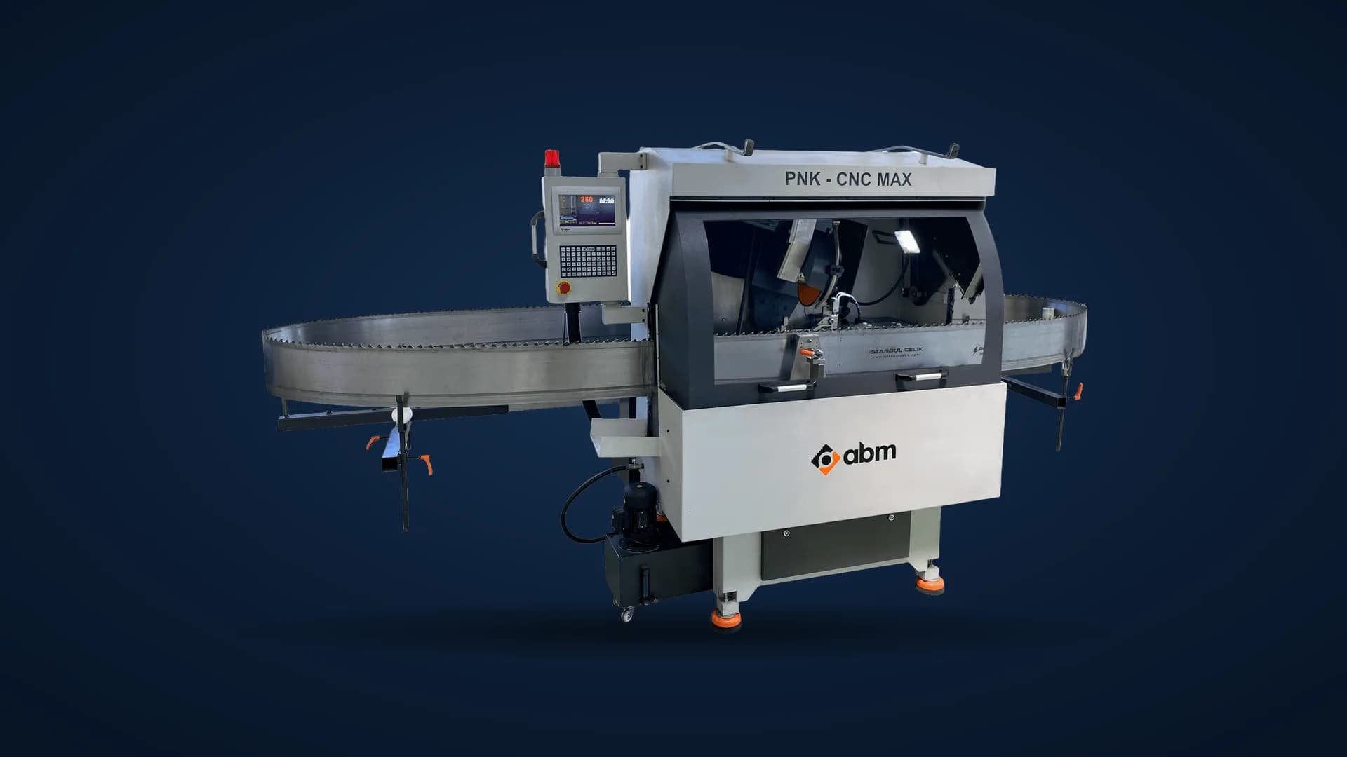 Afiladora CNC ABM PNK-CNC MAX para sierras de cinta, con una hoja de sierra cinta montada en sus soportes laterales, sobre fondo azul oscuro.